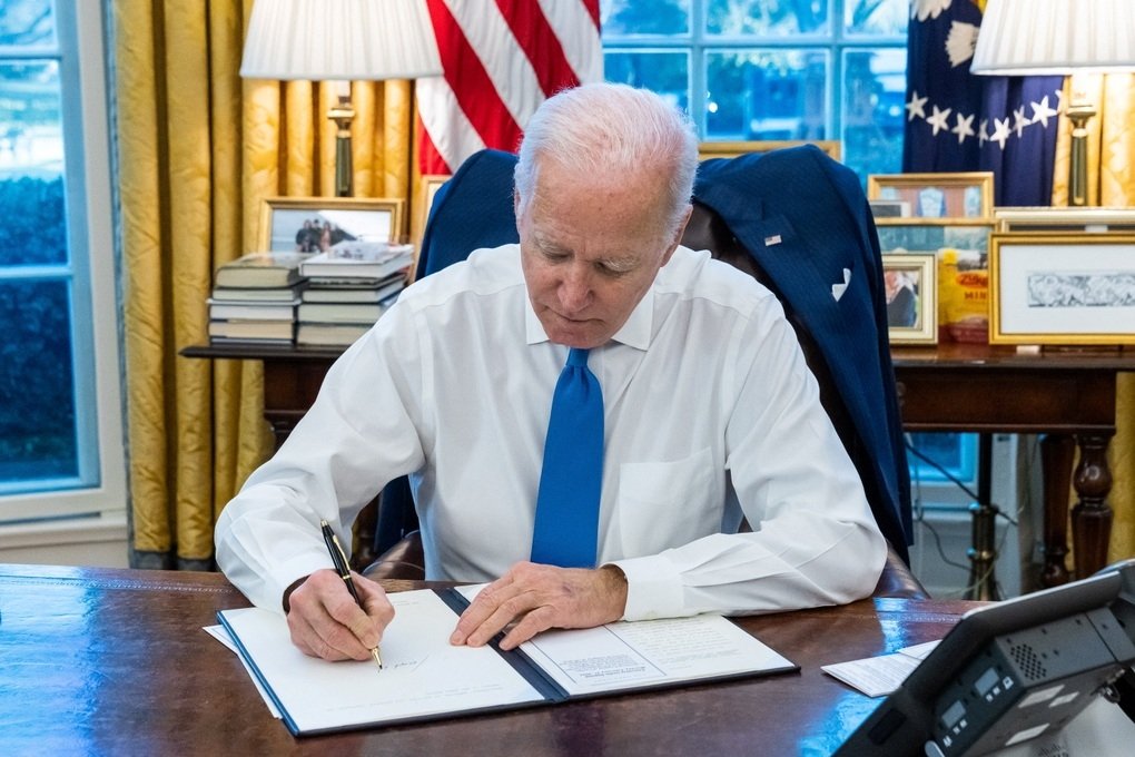 President Biden signed a law providing nearly 61 billion USD in aid to Ukraine 0